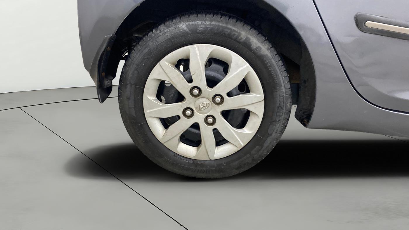 2018 Hyundai Eon SPORTZ, Petrol, Manual, 1,02,544 km, Right Rear Wheel