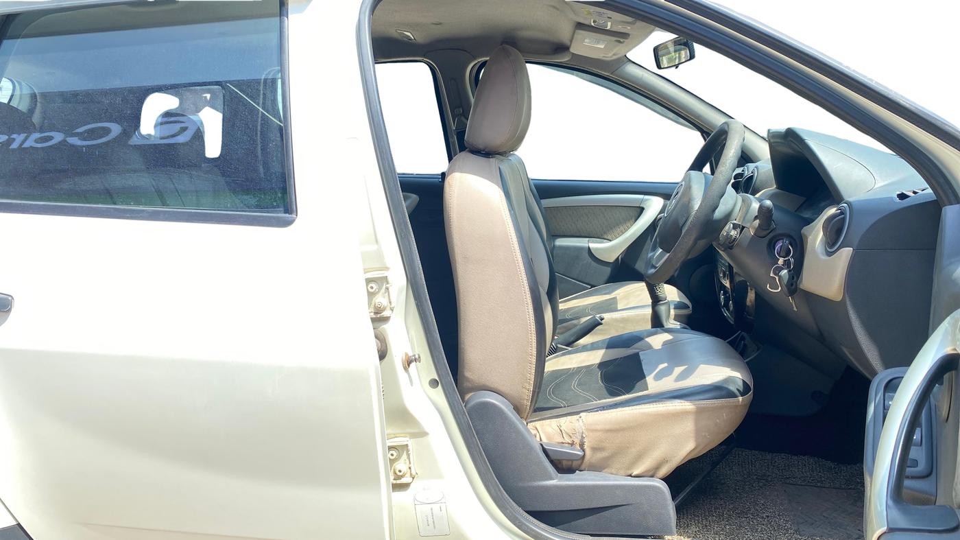2014 Renault Duster 85 PS RXL DIESEL, Diesel, Manual, 1,36,899 km, Right Side Front Door Cabin