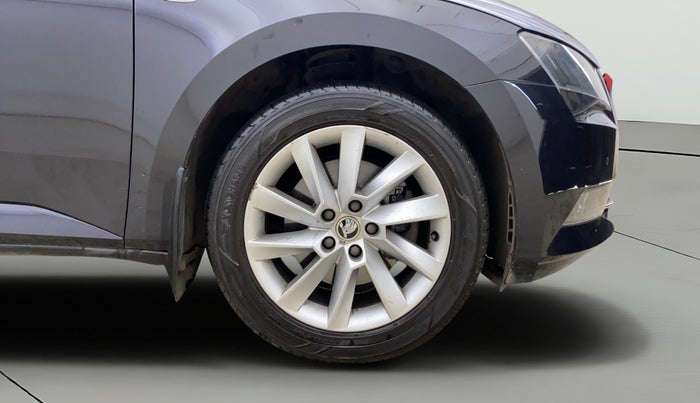 2016 Skoda Superb L&K 1.8 TSI AT, Petrol, Automatic, 70,037 km, Right Front Wheel