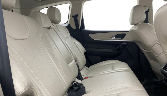 2021 Mahindra XUV700 AX 7 P AT 7 STR, Petrol, Automatic, 31,113 km, Right Side Rear Door Cabin