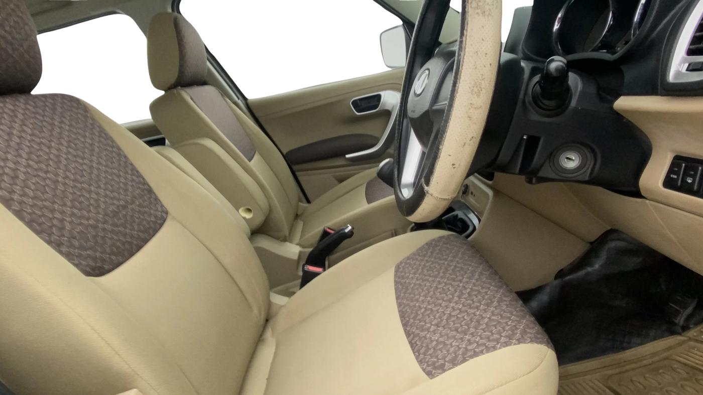 2018 Mahindra TUV300 T8, Diesel, Manual, 49,539 km, Right Side Front Door Cabin