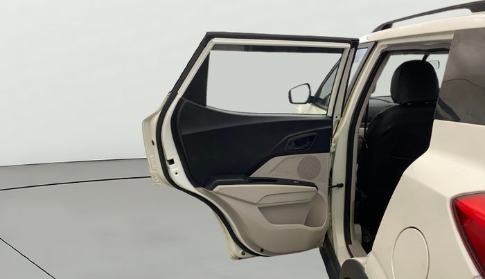 2022 Mahindra XUV300 W6 1.2 PETROL AMT, Petrol, Automatic, 35,398 km, LHS Rear Door