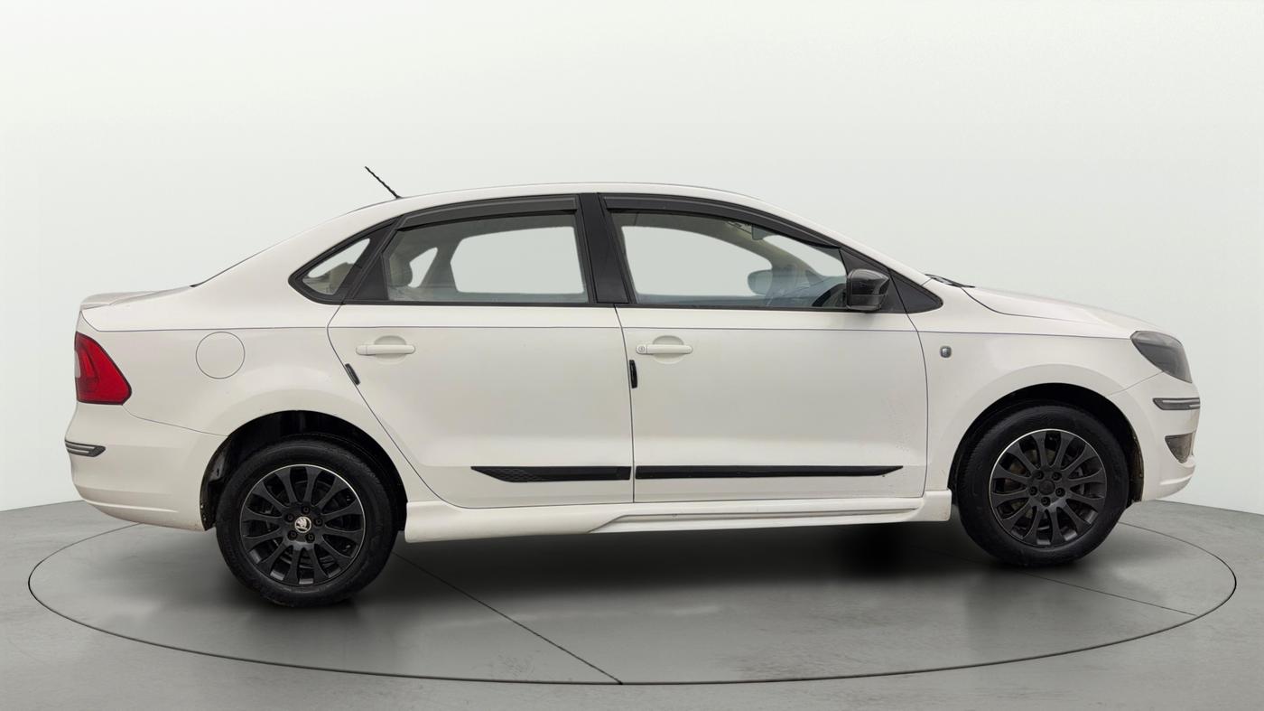 2015 Skoda Rapid 1.6 MPI ELEGANCE PLUS AT, Petrol, Automatic, 74,992 km, Right Side View