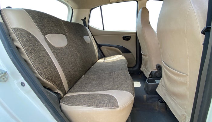 2016 Hyundai i10 MAGNA 1.1, CNG, Manual, 1,47,098 km, Right Side Rear Door Cabin