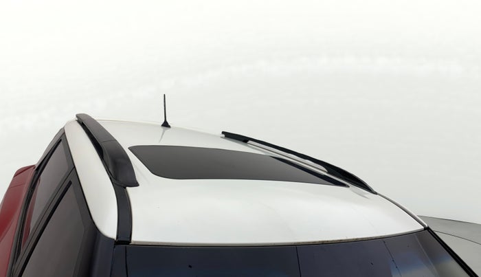 2021 Mahindra XUV300 W8(O) 1.2 PETROL DUAL TONE, Petrol, Manual, 49,232 km, Roof