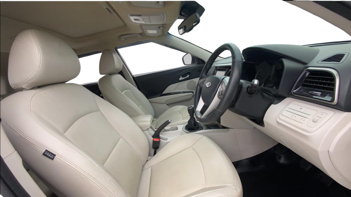 2020 Mahindra XUV300 W8 (O) 1.2 PETROL, Petrol, Manual, 34,817 km, Right Side Front Door Cabin