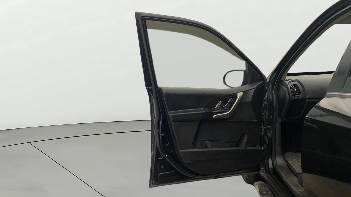 2019 Mahindra XUV500 W7, Diesel, Manual, 96,026 km, LHS Front Door