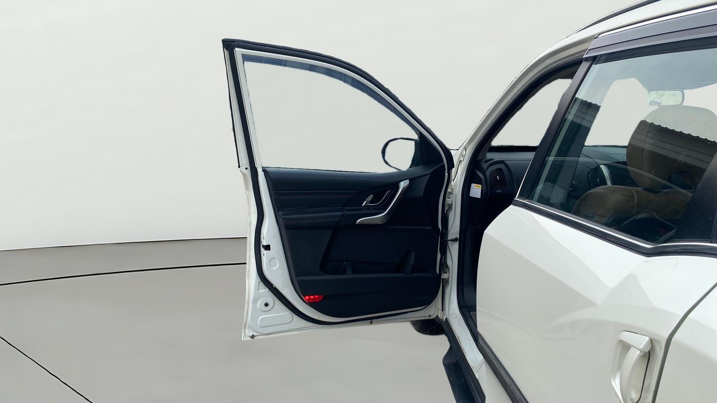 2019 Mahindra XUV500 W11, Diesel, Manual, 1,39,810 km, LHS Front Door