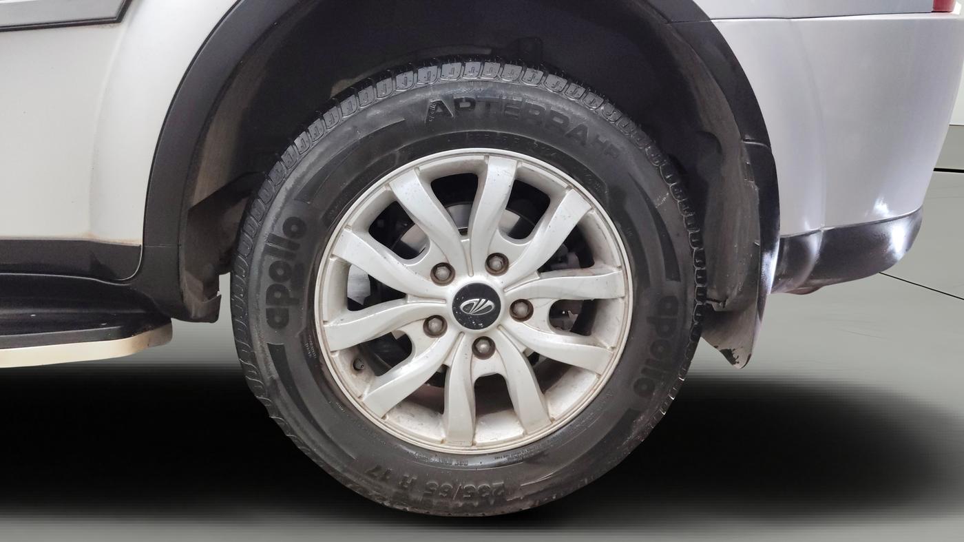 2016 Mahindra XUV500 W10, Diesel, Manual, 1,15,976 km, Left Rear Wheel