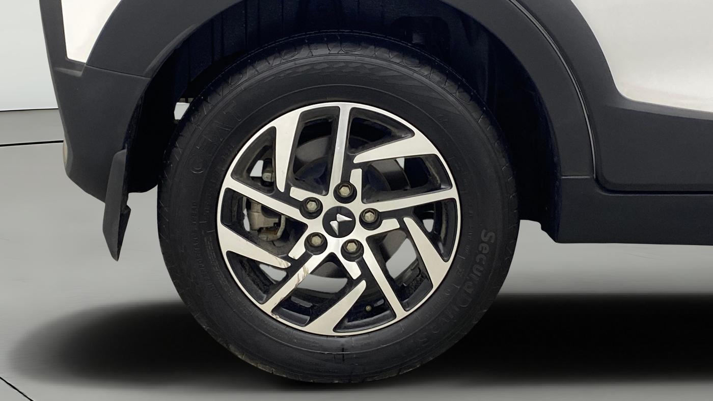 2024 Mahindra XUV 3XO AX5 1.2 L TCMPFI AT, Petrol, Automatic, 12,756 km, Right Rear Wheel