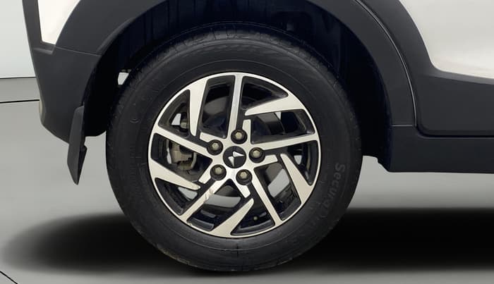 2024 Mahindra XUV 3XO AX5 1.2 L TCMPFI AT, Petrol, Automatic, 12,756 km, Right Rear Wheel
