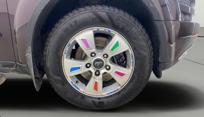 2015 Mahindra XUV500 W8, Diesel, Manual, 1,16,382 km, Right Front Wheel