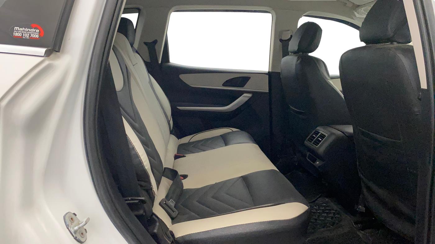 2022 Mahindra XUV700 MX D MT 5 STR, Diesel, Manual, 65,165 km, Right Side Rear Door Cabin