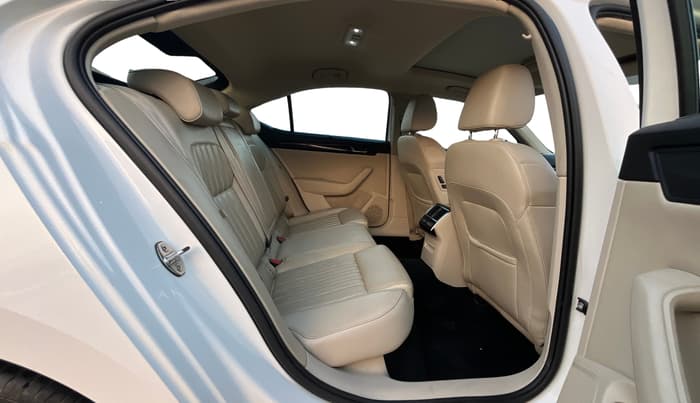 2016 Skoda Superb L&K 1.8 TSI AT, Petrol, Automatic, 90,770 km, Right Side Rear Door Cabin