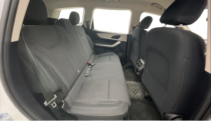 2023 Mahindra XUV700 MX P MT 5 STR, Petrol, Manual, 23,750 km, Right Side Rear Door Cabin