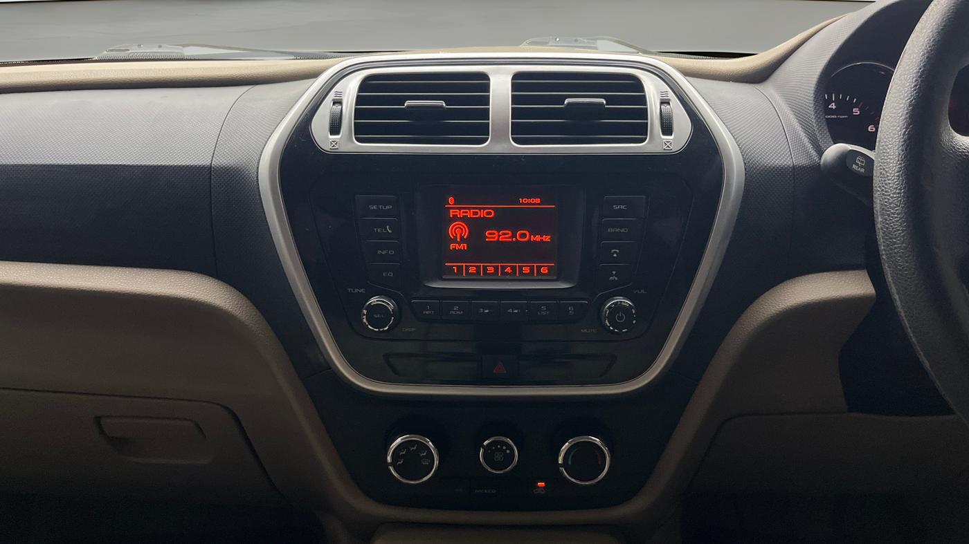 2017 Mahindra TUV300 T8 DUAL TONE, Diesel, Manual, 1,12,490 km, Air Conditioner