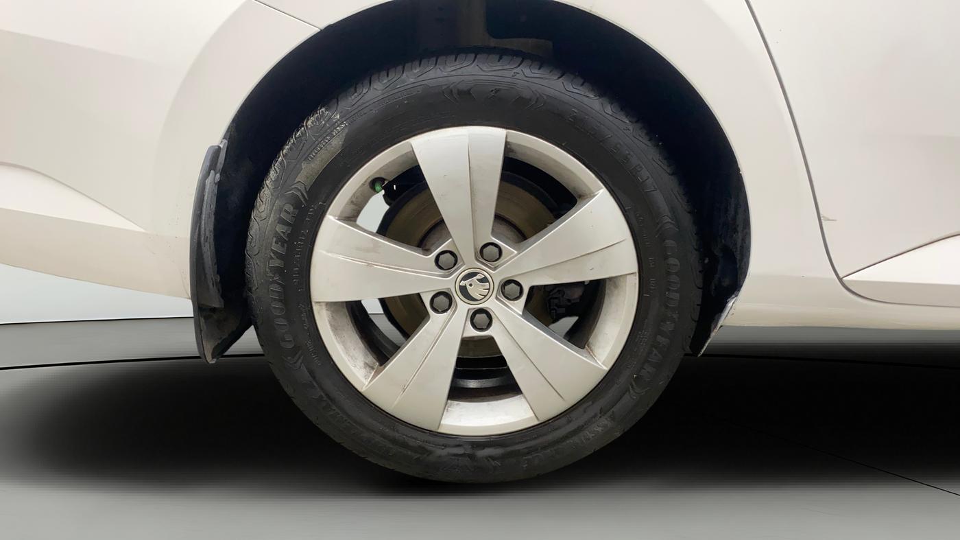 2018 Skoda Superb STYLE 1.8 TSI AT, Petrol, Automatic, 79,172 km, Right Rear Wheel