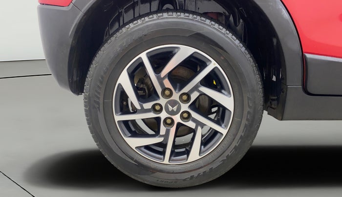 2022 Mahindra XUV300 W8 (O) 1.5 DIESEL AMT, Diesel, Automatic, 32,332 km, Right Rear Wheel