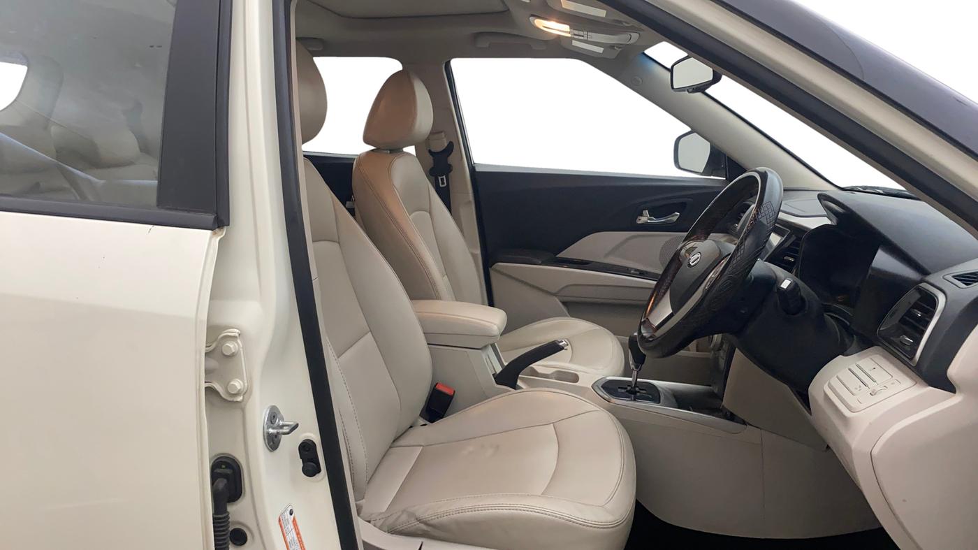 2021 Mahindra XUV300 W8 (O) 1.5 DIESEL AMT, Diesel, Automatic, 1,23,050 km, Right Side Front Door Cabin