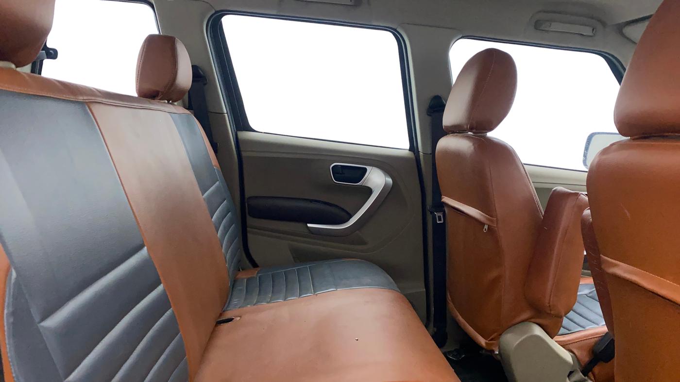 2017 Mahindra TUV300 T8, Diesel, Manual, 73,350 km, Right Side Rear Door Cabin