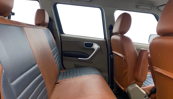 2017 Mahindra TUV300 T8, Diesel, Manual, 73,316 km, Right Side Rear Door Cabin