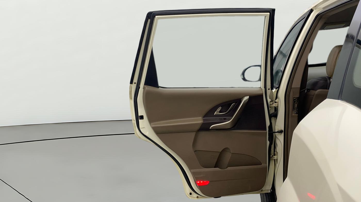 2012 Mahindra XUV500 W8 AWD, Diesel, Manual, 1,23,111 km, LHS Rear Door