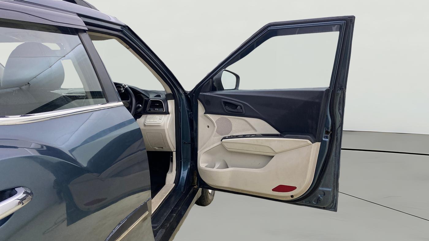 2021 Mahindra XUV300 W6 1.2 PETROL AMT, Petrol, Automatic, 62,028 km, RHS Front Door