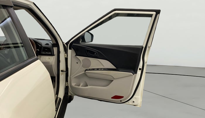 2023 Mahindra XUV300 W6 1.5 DIESEL AMT, Diesel, Automatic, 66,030 km, RHS Front Door