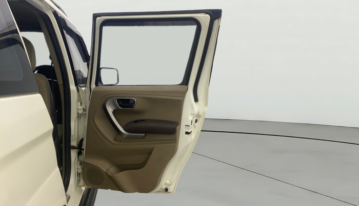 2019 Mahindra TUV300 T10, Diesel, Manual, 1,12,608 km, RHS Rear Door