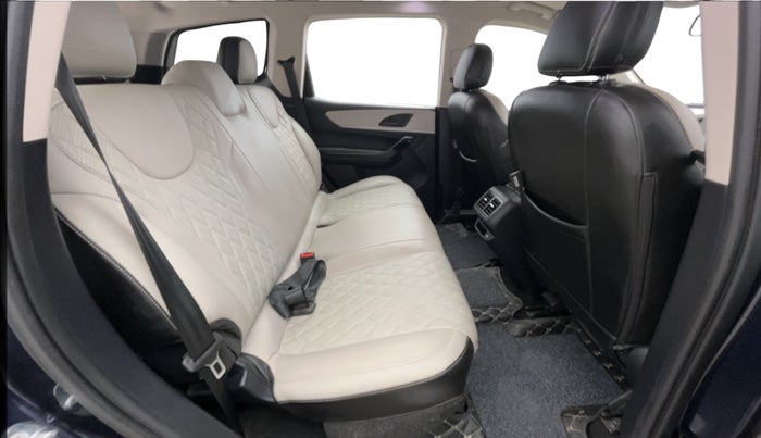 2022 Mahindra XUV700 AX 5 P MT 5 STR, Petrol, Manual, 46,331 km, Right Side Rear Door Cabin