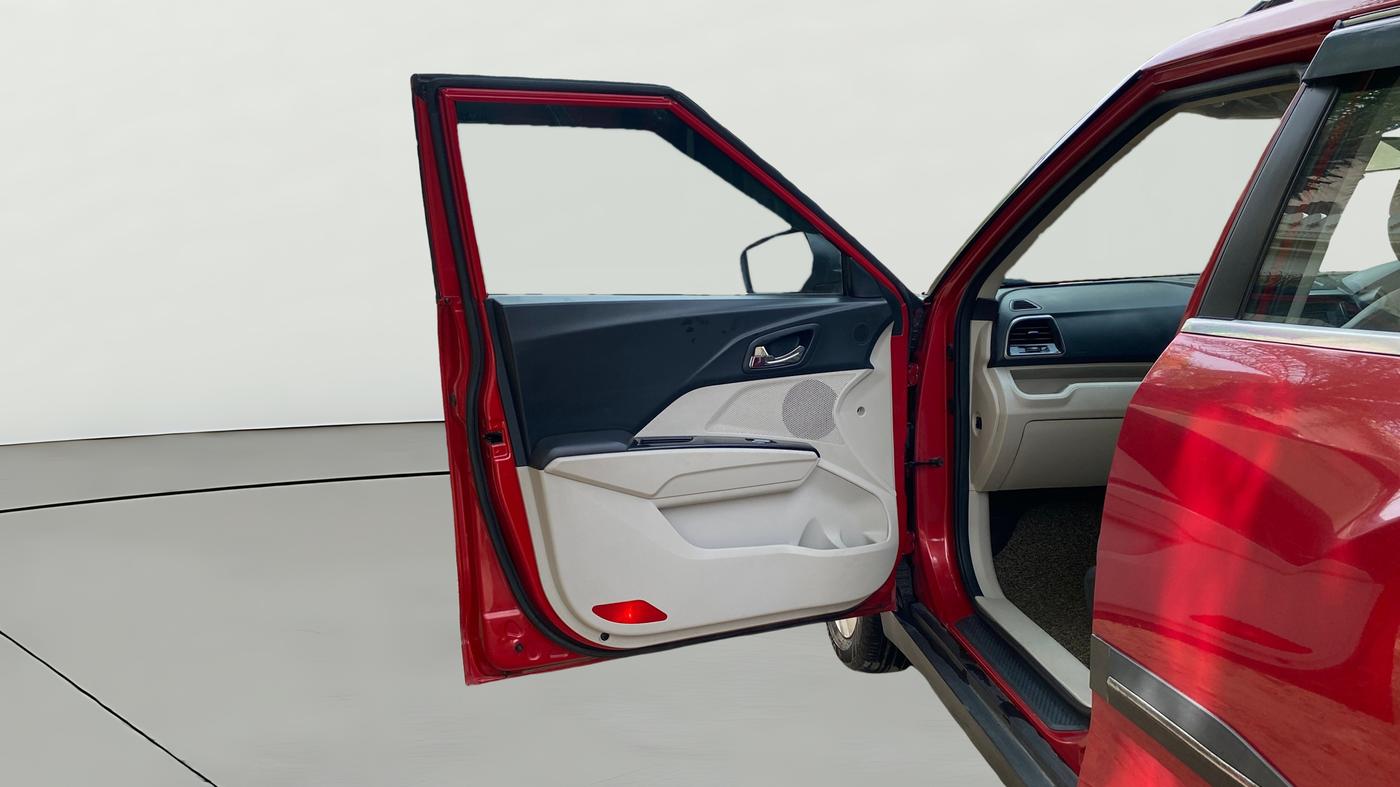 2019 Mahindra XUV300 W8 1.5 DIESEL AMT, Diesel, Automatic, 1,02,026 km, LHS Front Door