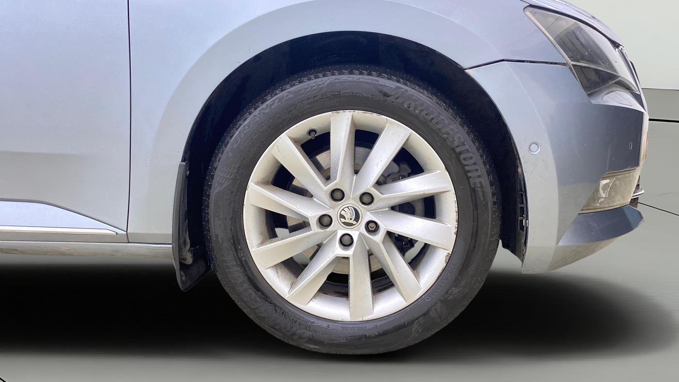 2018 Skoda Superb L&K 1.8 TSI AT, Petrol, Automatic, 70,106 km, Right Front Wheel