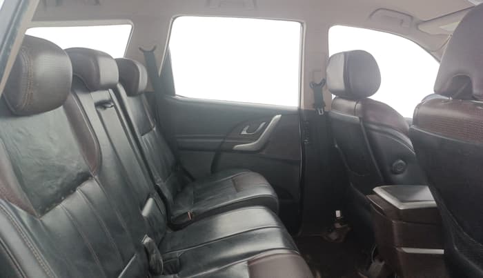 2014 Mahindra XUV500 W8, Diesel, Manual, 1,24,651 km, Right Side Rear Door Cabin