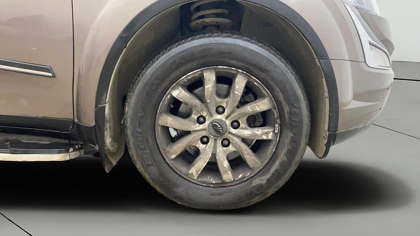 2018 Mahindra XUV500 W10, Diesel, Manual, 55,972 km, Right Front Wheel