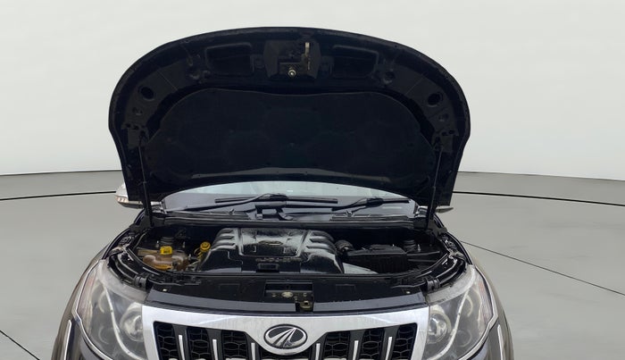 2017 Mahindra XUV500 W10 AT, Diesel, Automatic, 1,11,323 km, Open Bonet