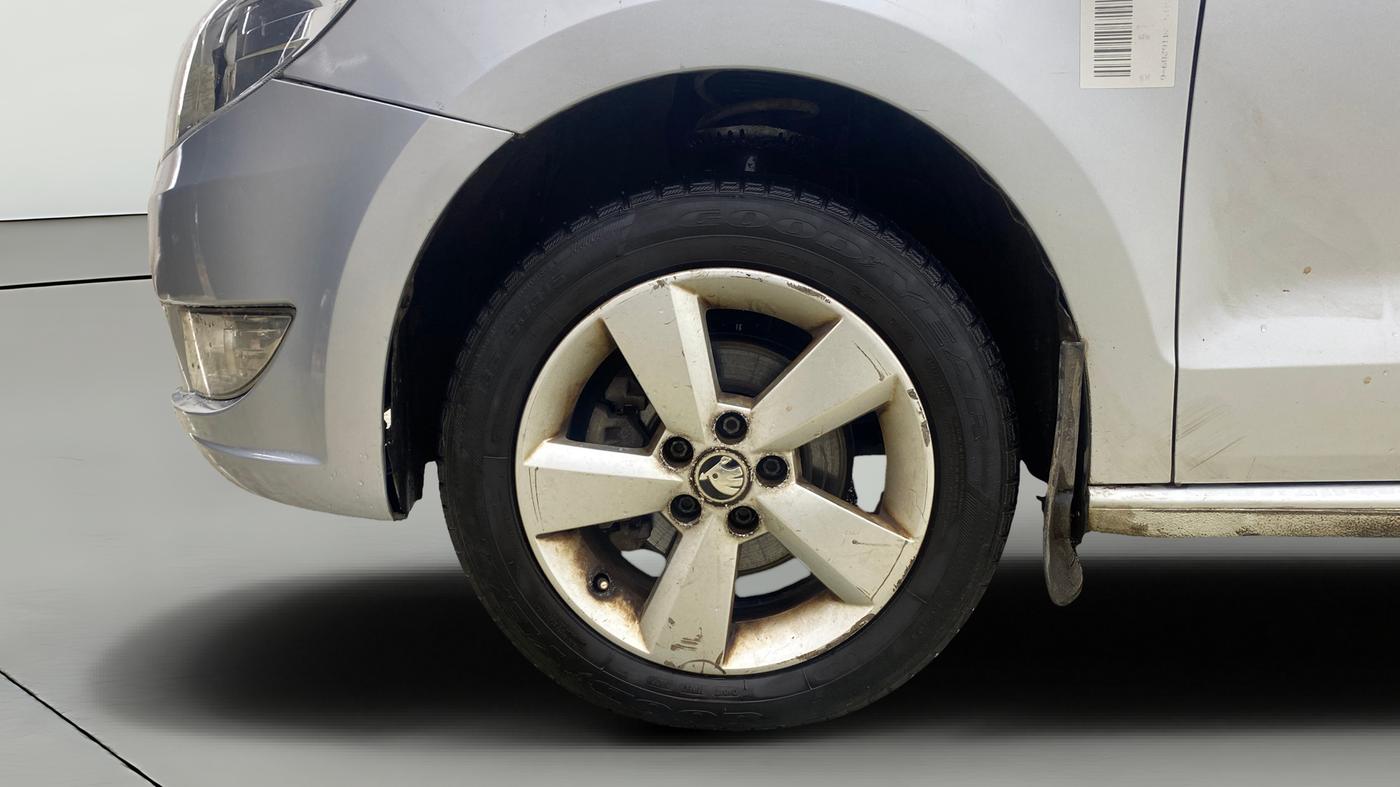 2015 Skoda Rapid AMBITION 1.6 MPI MT, Petrol, Manual, 29,042 km, Left Front Wheel