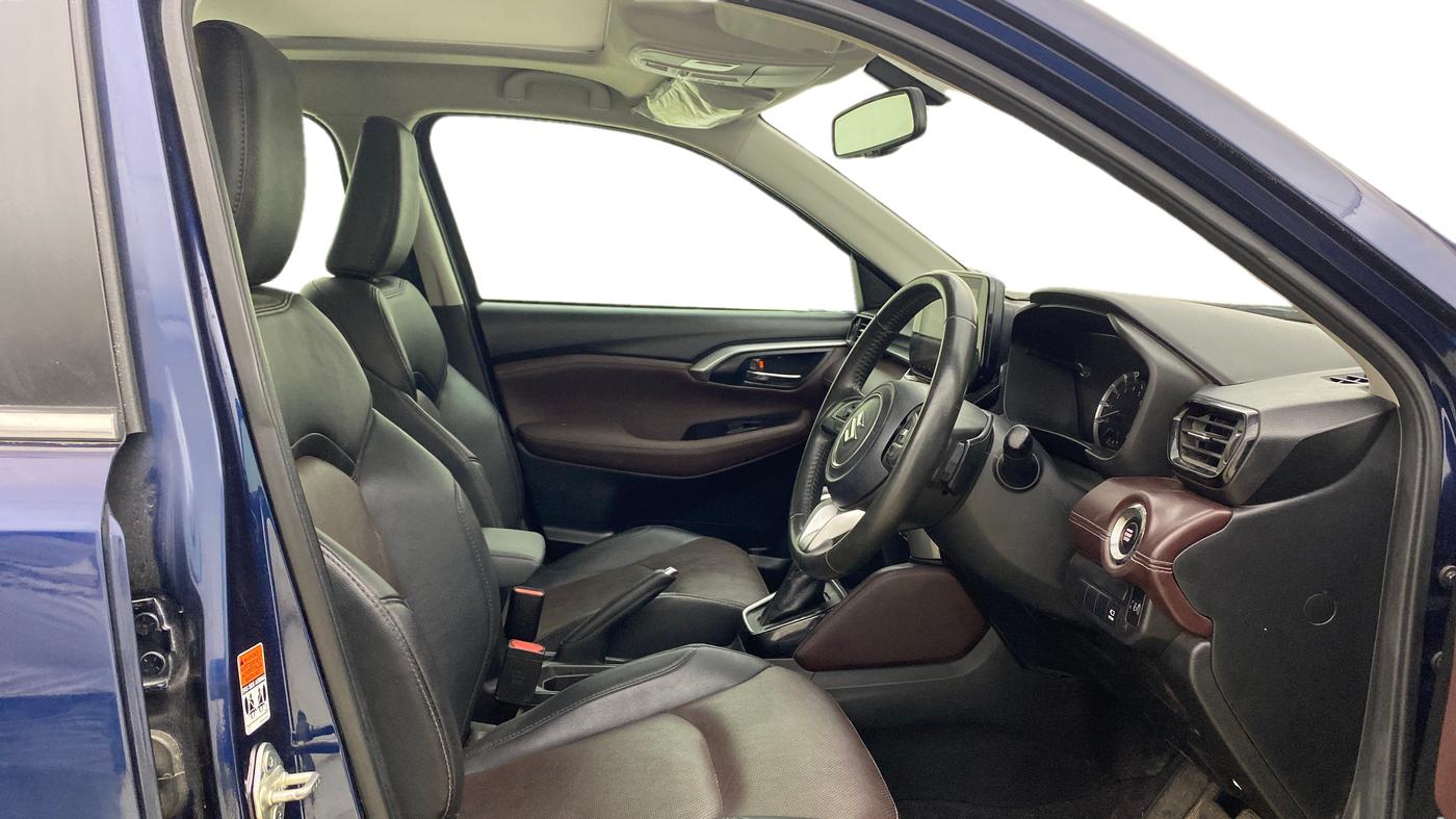 2024 Maruti Grand Vitara ALPHA SMART HYBRID AT, Petrol, Automatic, 27,304 km, Right Side Front Door Cabin
