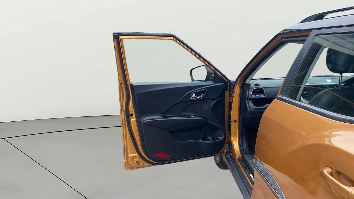 2022 Mahindra XUV300 W8(O) 1.2 PETROL DUAL TONE, Petrol, Manual, 66,105 km, LHS Front Door