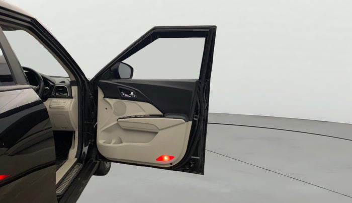 2023 Mahindra XUV300 W8 (O) 1.2 PETROL, Petrol, Manual, 27,880 km, RHS Front Door