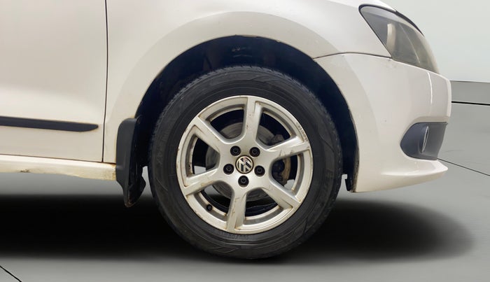 2013 Volkswagen Vento HIGHLINE 1.6 MPI, Petrol, Manual, 1,17,067 km, Right Front Wheel
