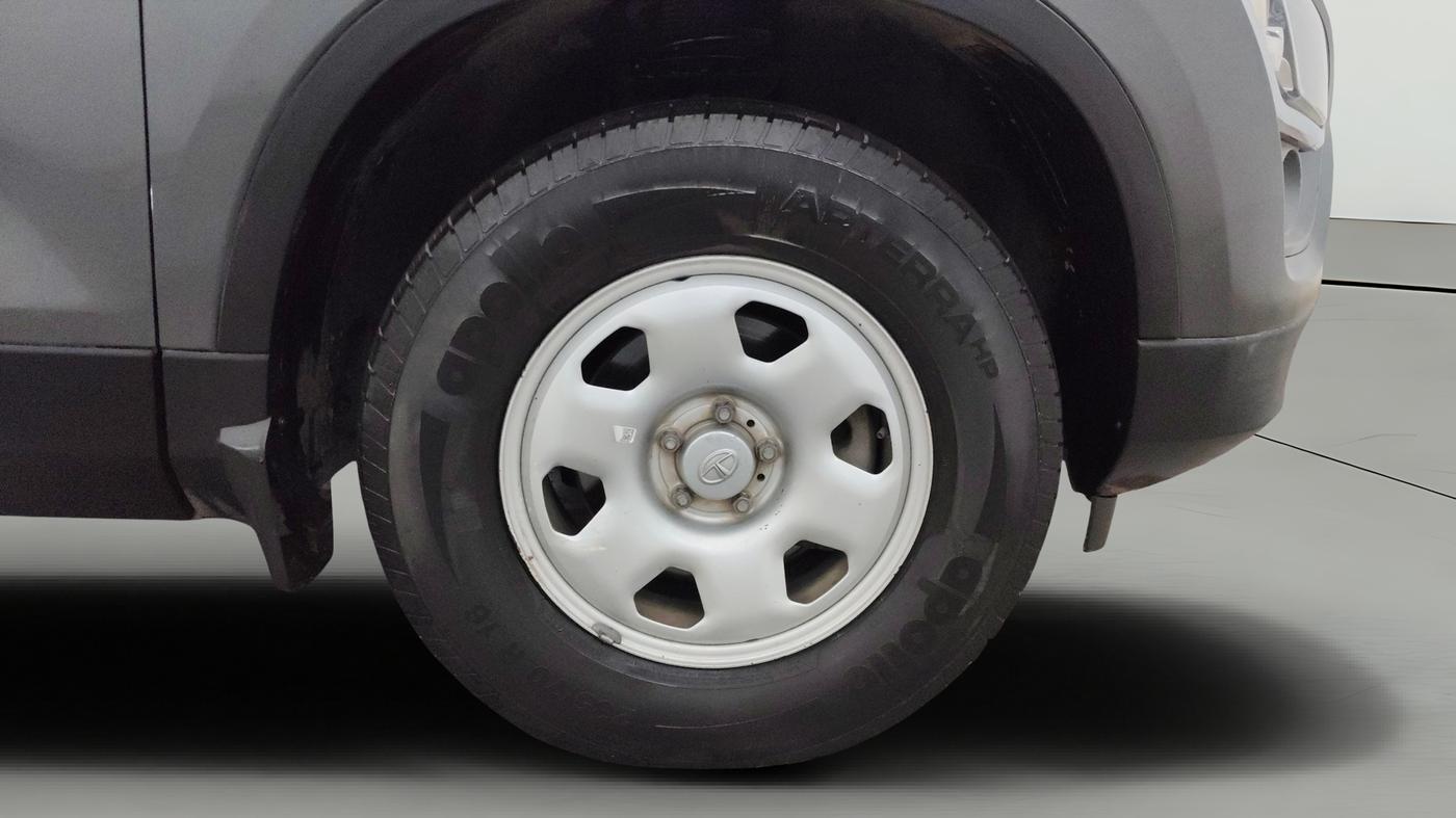 2022 Tata Safari XM, Diesel, Manual, 63,239 km, Right Front Wheel