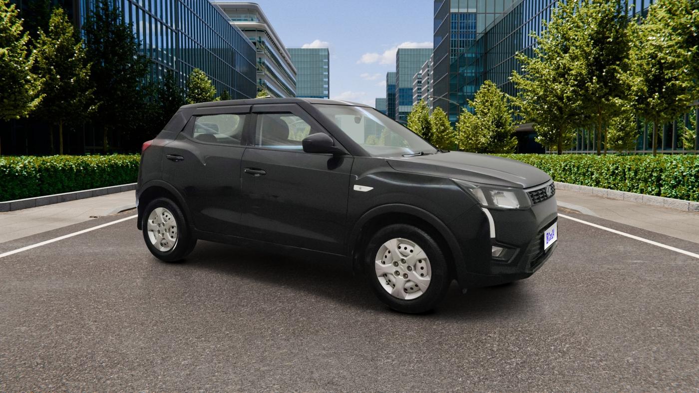 2022 Mahindra XUV300 W4 1.2 PETROL, Petrol, Manual, 1,07,747 km, Right Front Diagonal