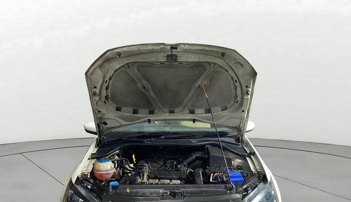 2016 Volkswagen Polo HIGHLINE1.2L, Petrol, Manual, 33,574 km, Open Bonet