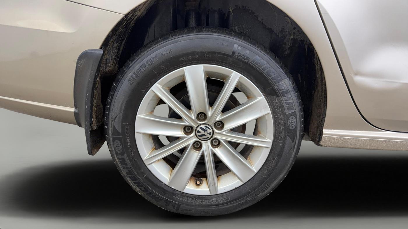2015 Volkswagen Vento HIGHLINE PETROL AT, Petrol, Automatic, 86,690 km, Right Rear Wheel