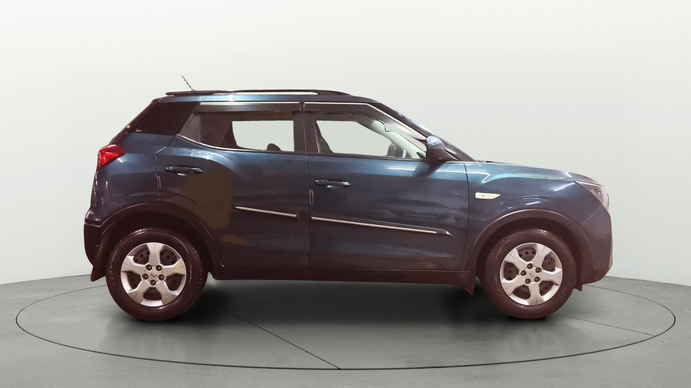 2023 Mahindra XUV300 W6 1.2 PETROL, Petrol, Manual, 36,754 km, Right Side View