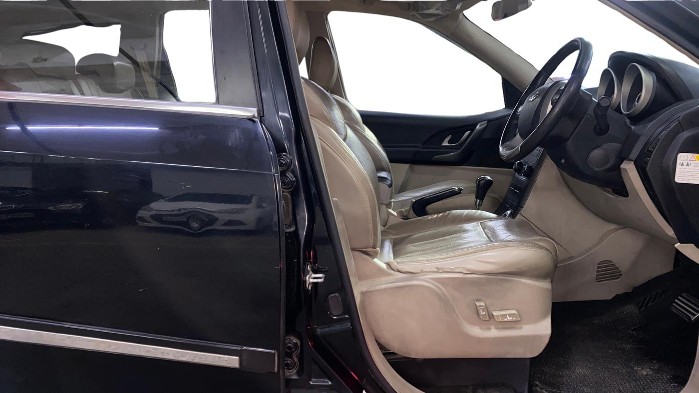 2017 Mahindra XUV500 W10 AT, Diesel, Automatic, 93,469 km, Right Side Front Door Cabin