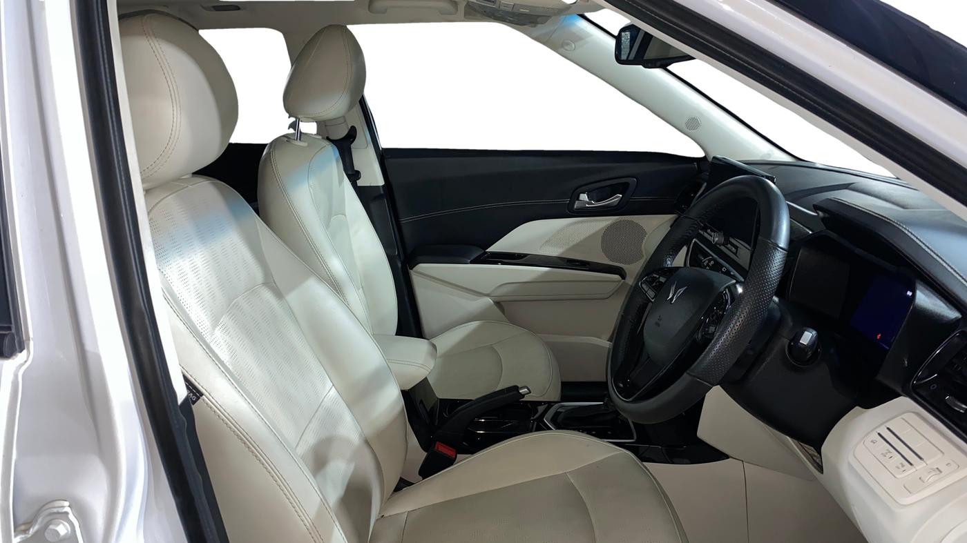 2025 Mahindra XUV 3XO AX7 1.2 TGDi AT, Petrol, Automatic, 16,952 km, Right Side Front Door Cabin