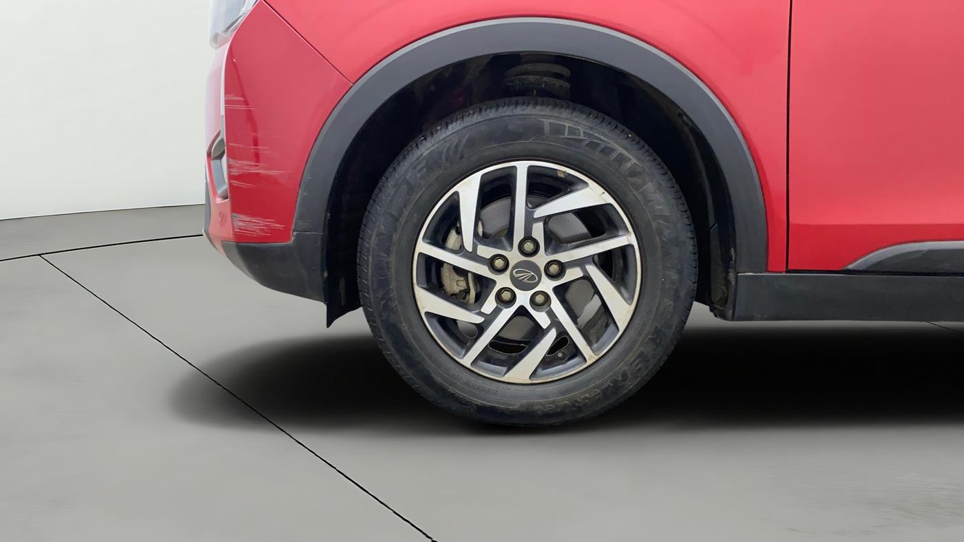 2022 Mahindra XUV300 W8 (O) 1.2 PETROL AMT DUAL TONE, Petrol, Automatic, 29,845 km, Left Front Wheel
