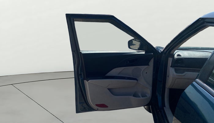 2021 Mahindra XUV300 W6 1.5 Diesel, Diesel, Manual, 68,068 km, LHS Front Door