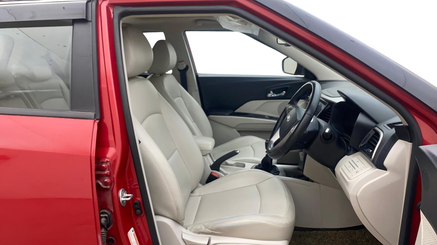 2019 Mahindra XUV300 W8 (O) 1.5 DIESEL, Diesel, Manual, 72,217 km, Right Side Front Door Cabin